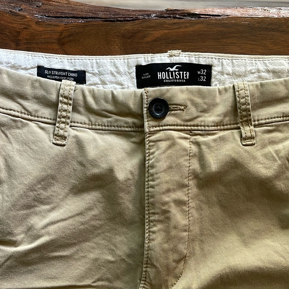 Hollister Men’s khakis chinos